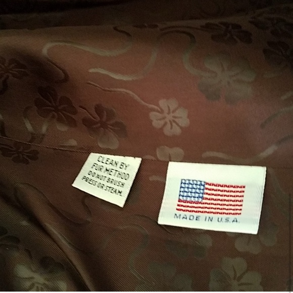 Elegant Black Fur Coat - Picture 4 of 5